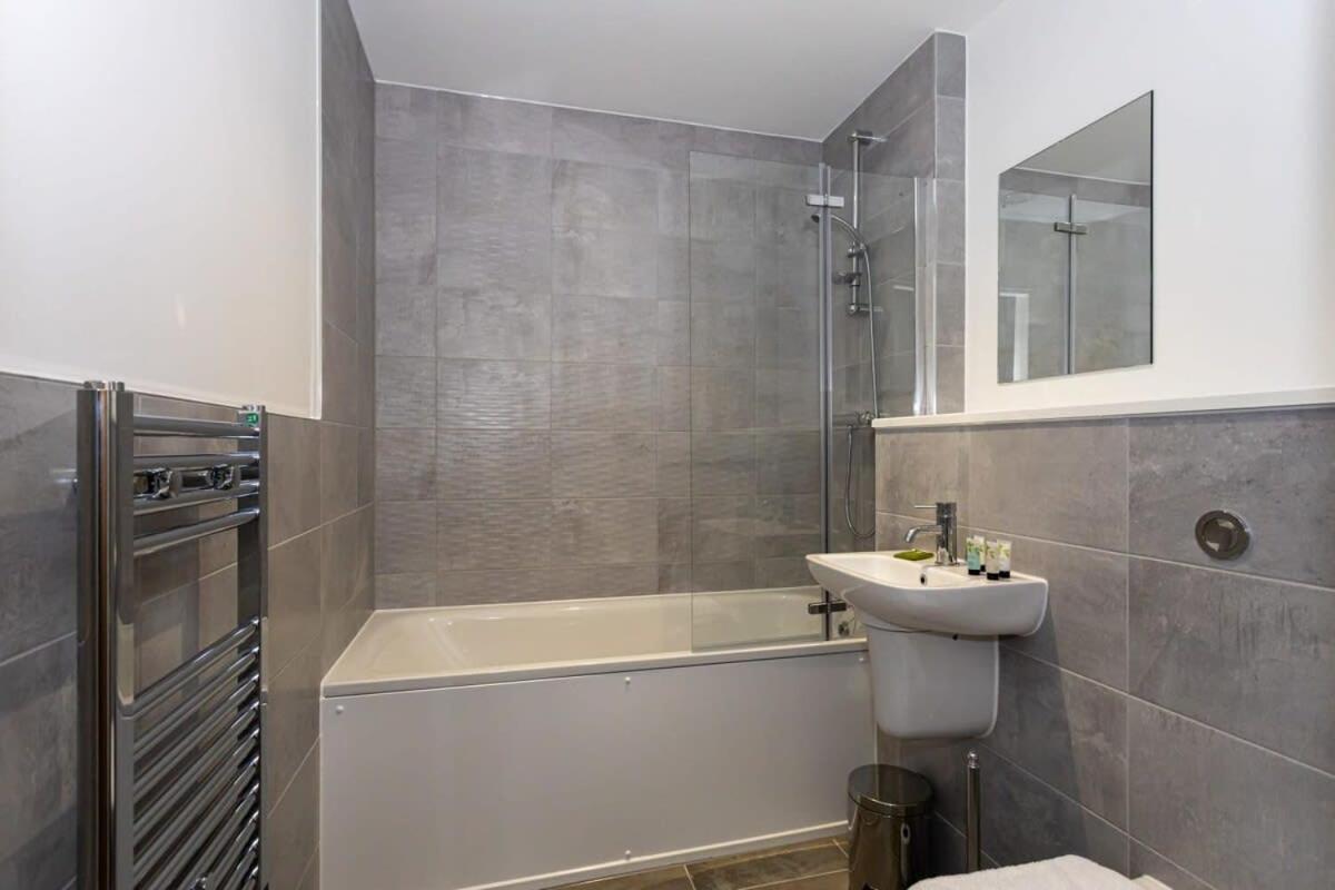 Modern 2 Bed Salford Apartment Stunning Views Manchester Dış mekan fotoğraf